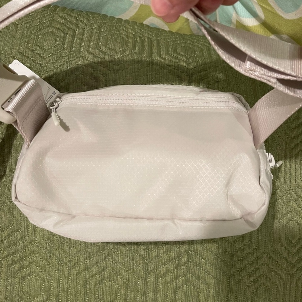 Lululemon Everywhere Belt Bag (Original strap version) - Picture 2 of 12